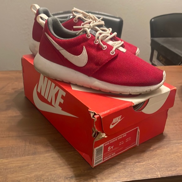Red Nike Roshe - Picture 1 of 4